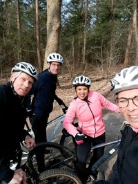 Fietsen op mountainbikes als outdooractiviteit teambuilding