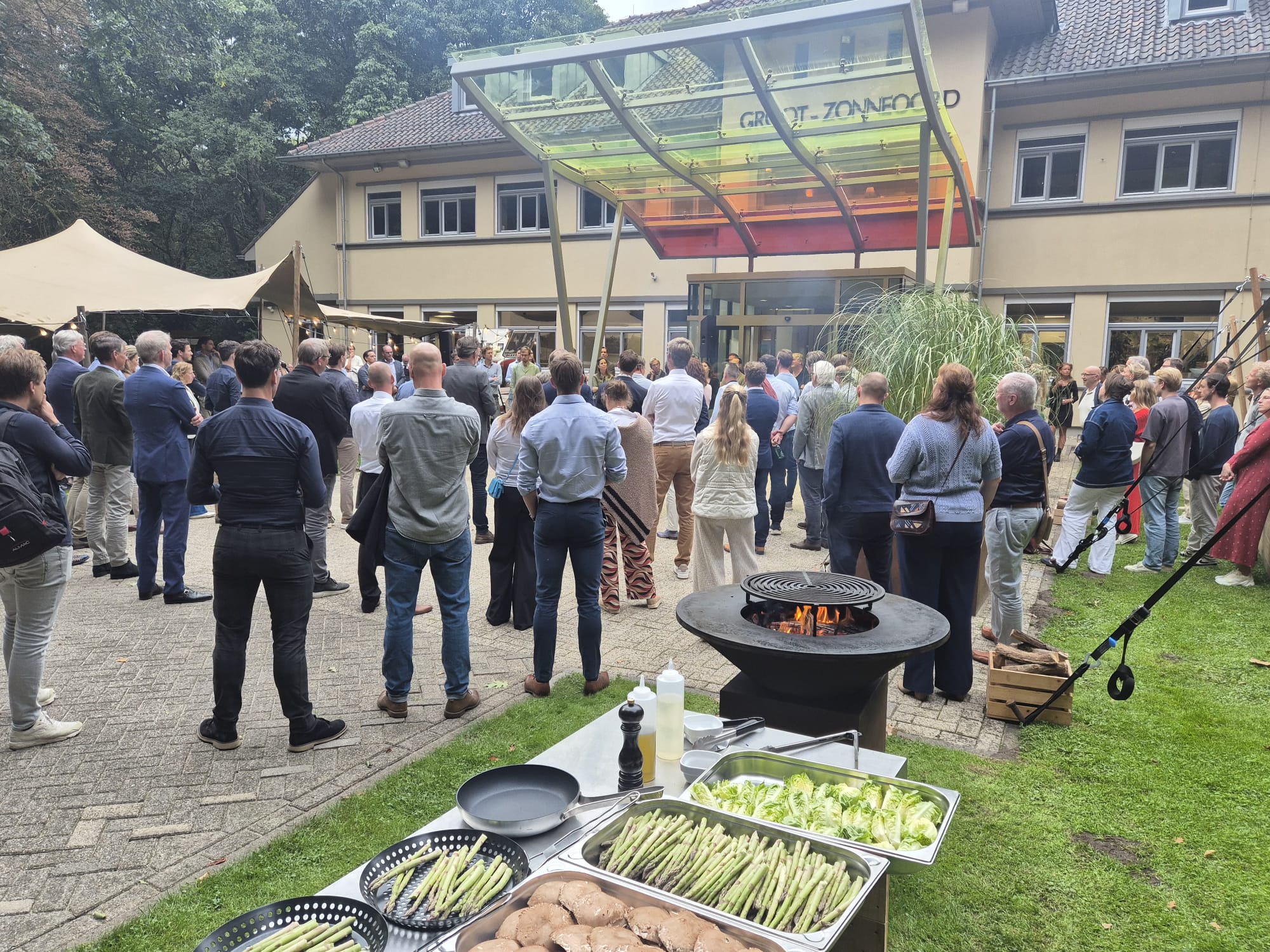 Barbecue met veel gasten tijdens netwerkevenement op Zonneoord