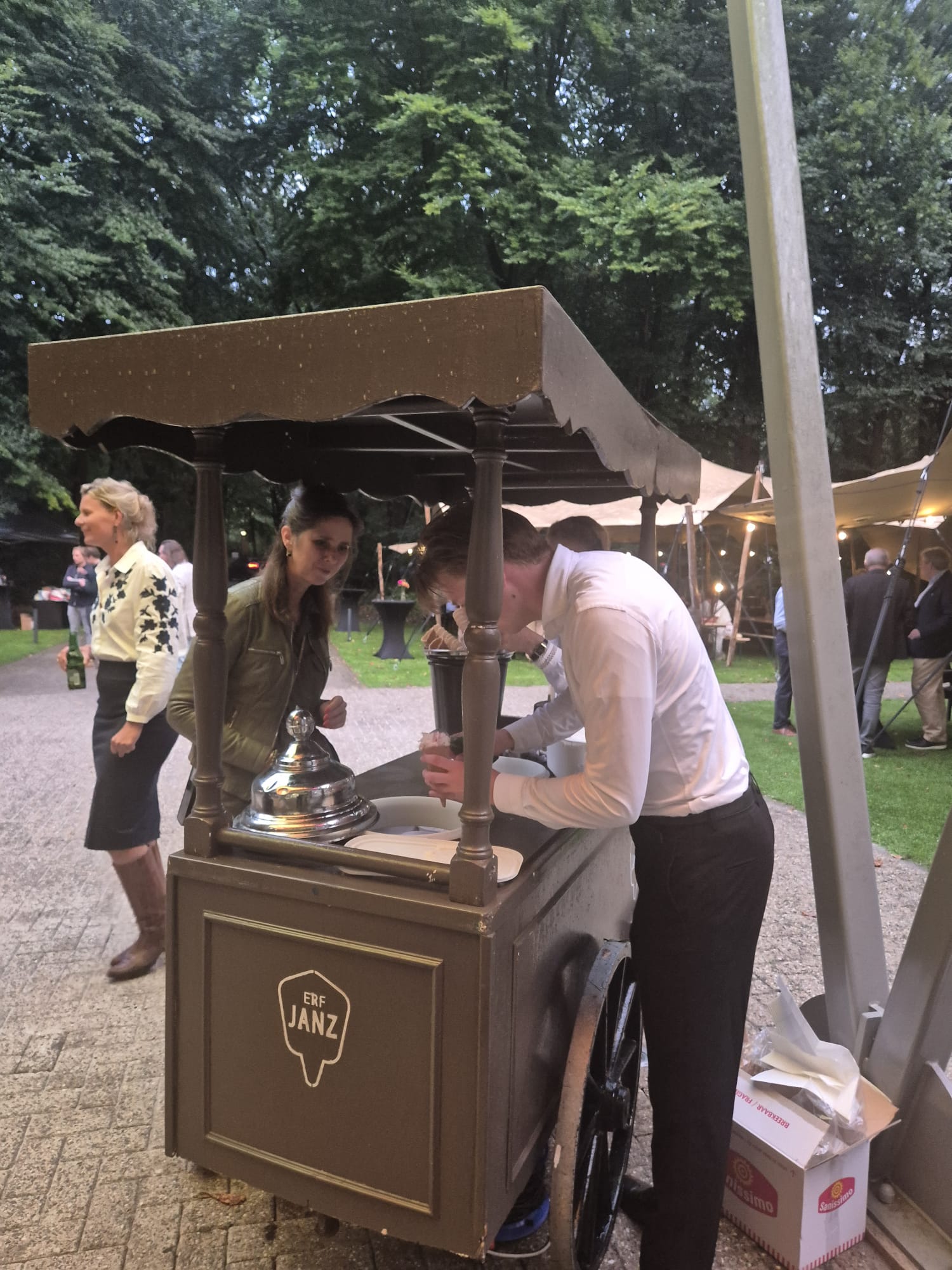 Heerlijke desserts bij de ijscokar tijdens het netwerkevent bij Zonneoord