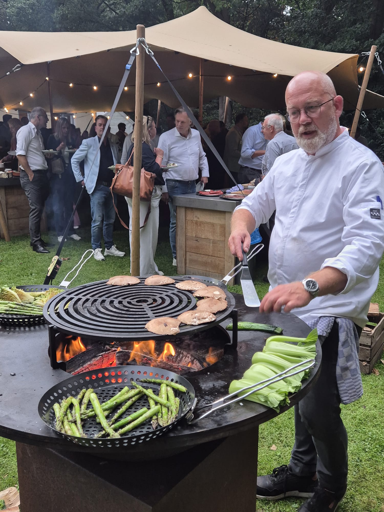 Kok Arjan bereidt eten op de barbecue tijdens het netwerkevent van Noaber