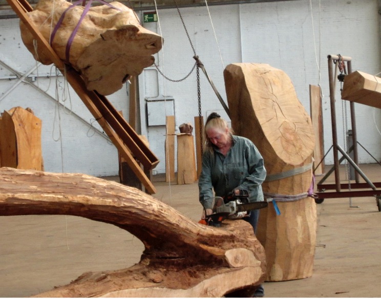 Mari werkt in haar studio aan het kunstwerk Dancing Oaks