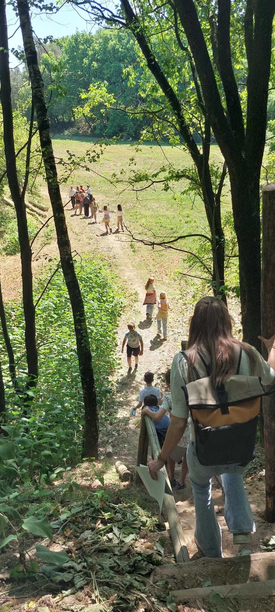 Kinderen lopen het klompenpad over het Soma terrein van Zonneoord