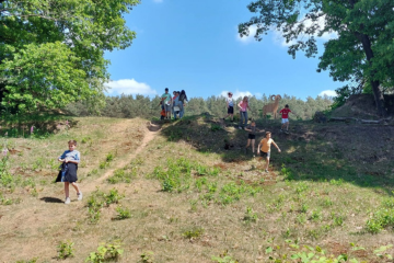 Kinderen wandelen op het SOMA terrein van zonneoord