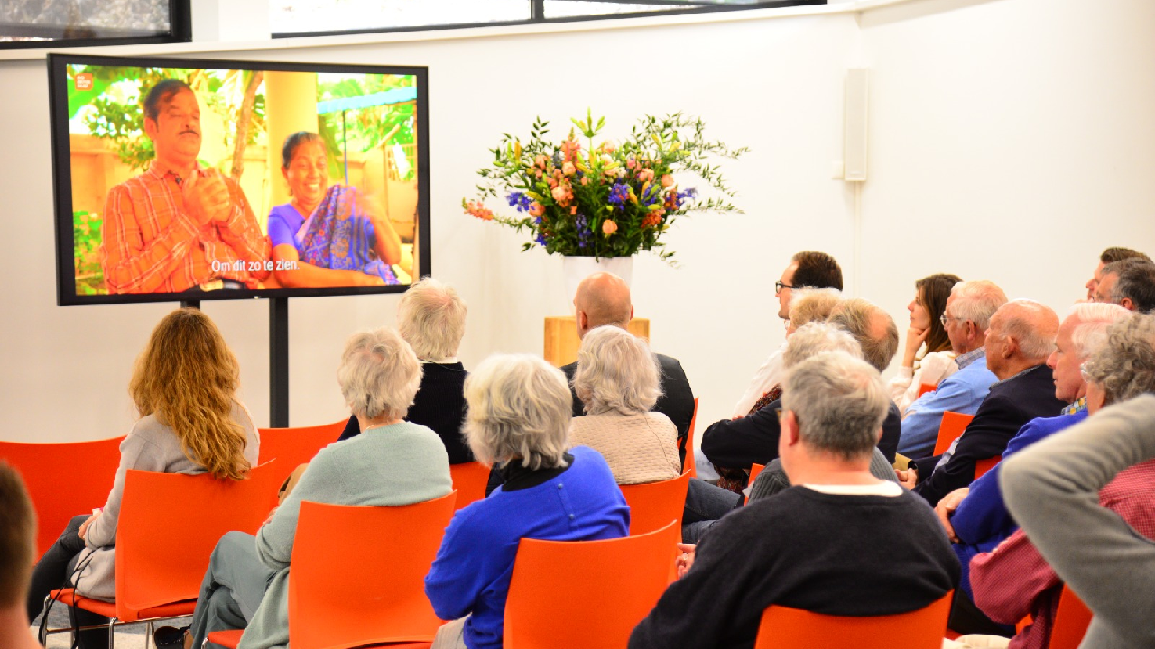 Video op beeldschermen in vergaderzaal landgoed zonneoord