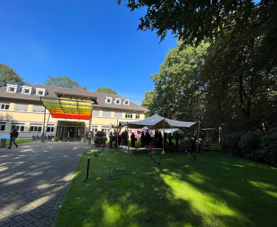 Netwerkborrel onder stretchtent op terras zonneoord