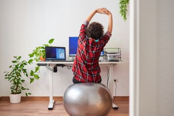 Ergonomische werkplek met zitbal en stazitbureau