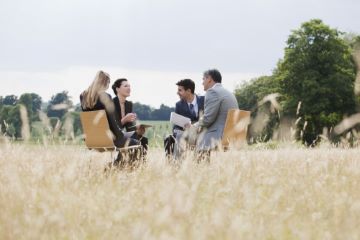 Buiten in de natuur vergaderen op landgoed zonneoord