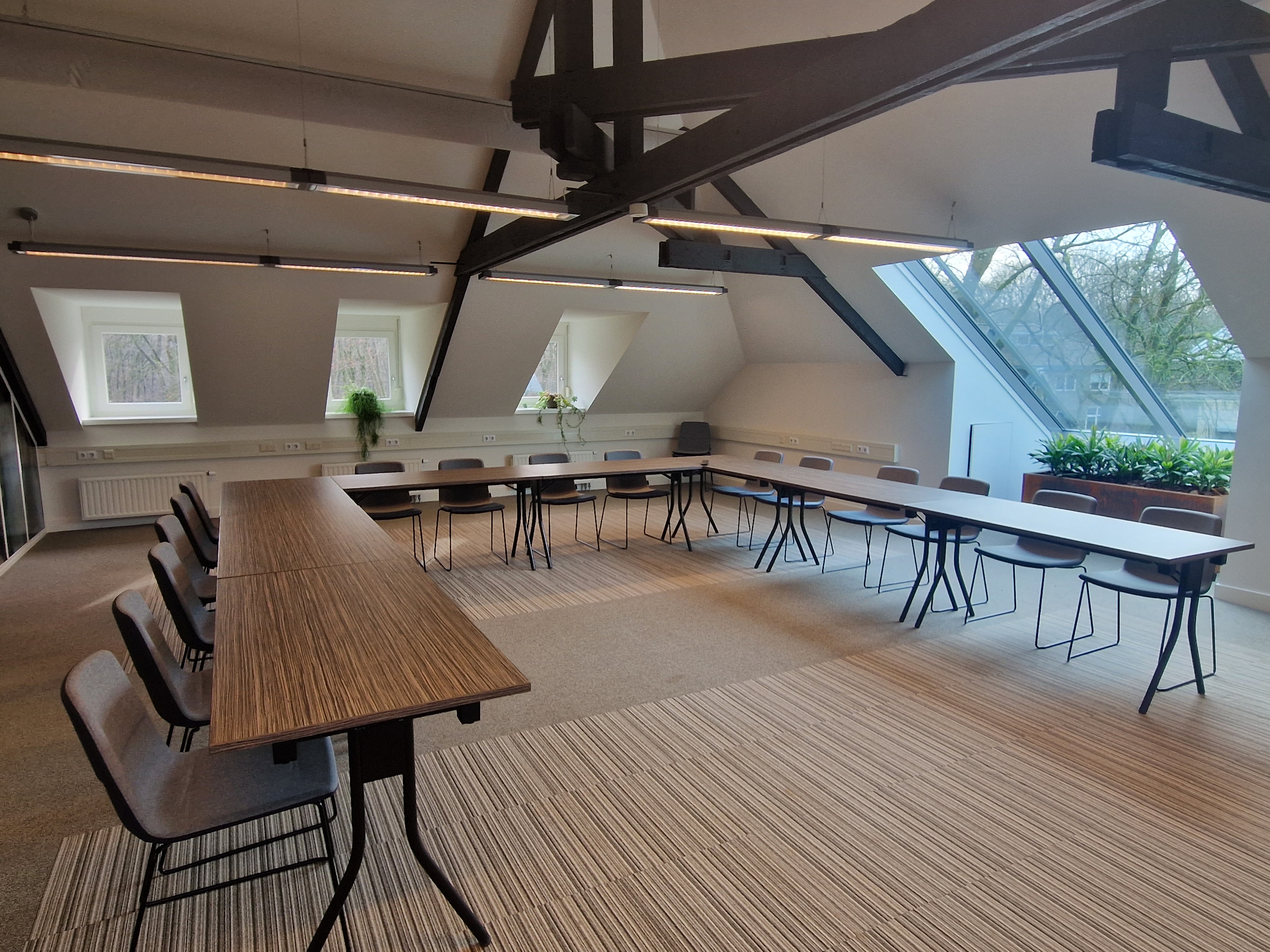 Vergaderzaal Jacobus Barend op landgoed Zonneoord met daglicht